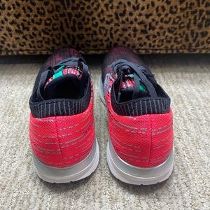 WOMEN'S BROOKS RICOCHET. Black and pink. NEVER WORN!